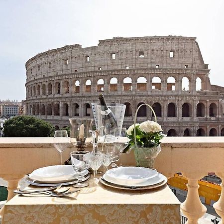 Jacuzzi In Front Of The Colosseum Rome Exterior photo