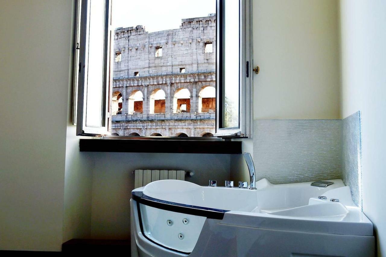 Jacuzzi In Front Of The Colosseum Rome Exterior photo