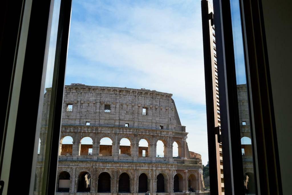 Jacuzzi In Front Of The Colosseum Rome Exterior photo