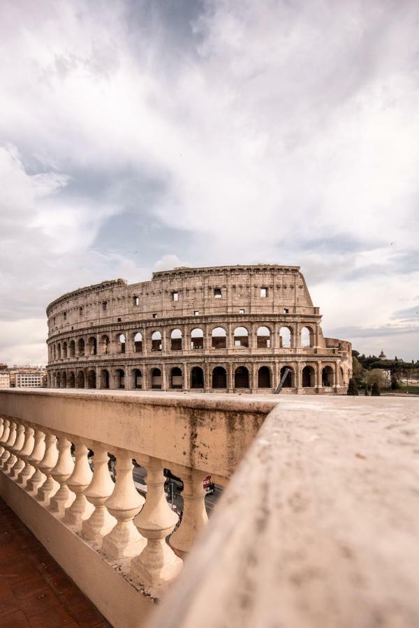 Jacuzzi In Front Of The Colosseum Rome Exterior photo